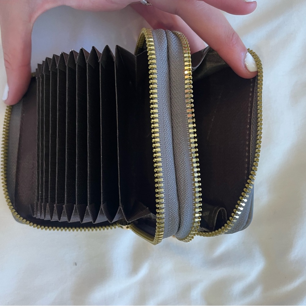 4 Wallets! - Picture 14 of 15